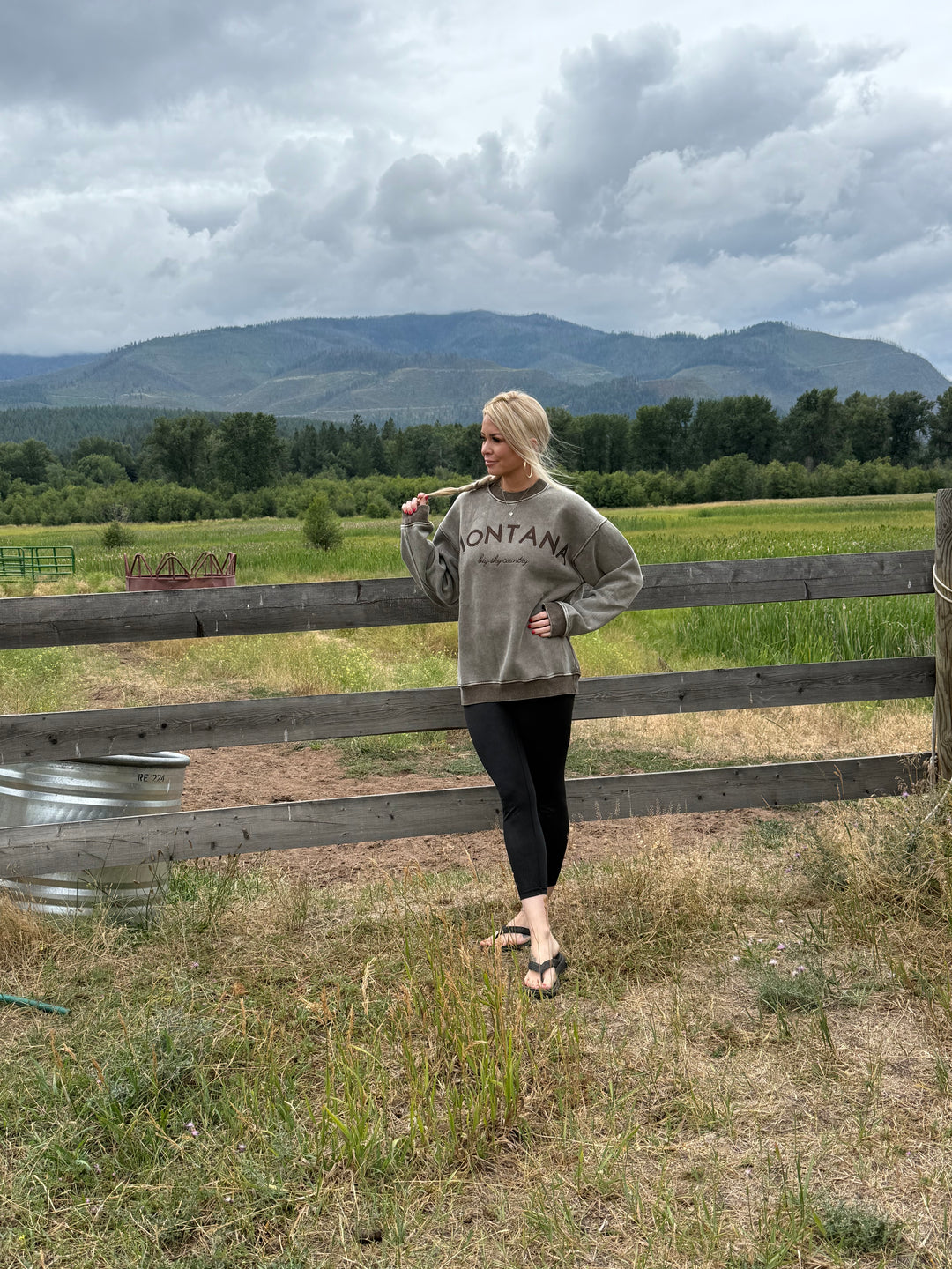 Montana Big Sky Country Crewneck sweatshirt in acid wash brown