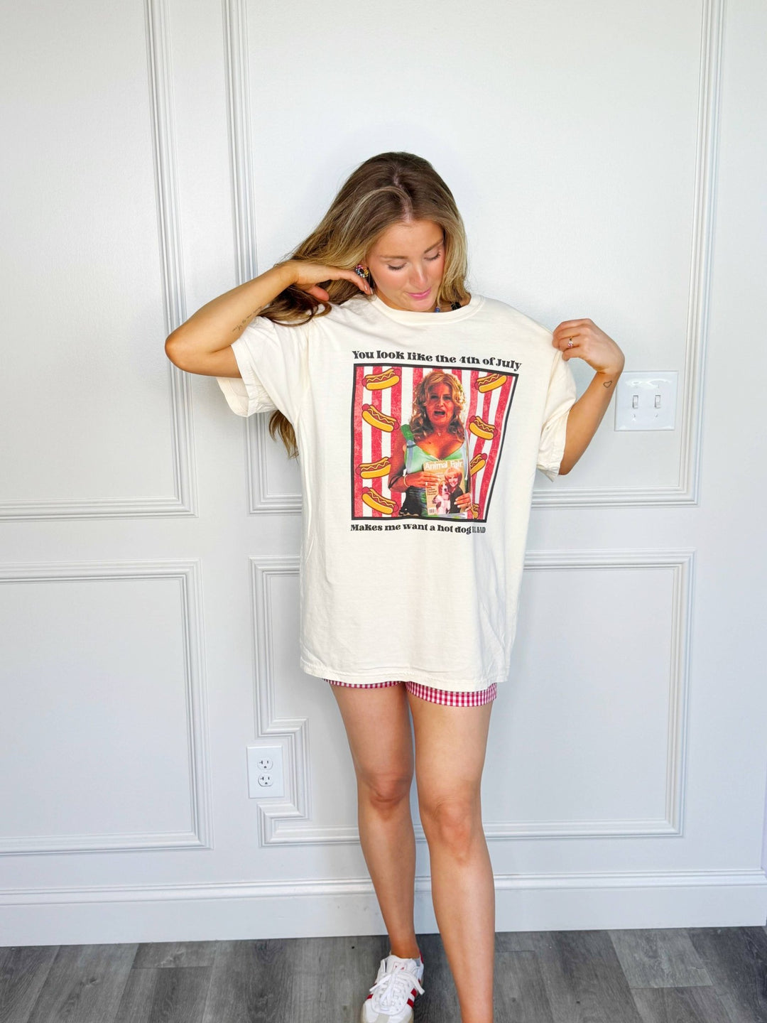 Jennifer Coolidge "Makes Me Want a Hot Dog" Graphic Tee - Timber &amp; Velvet Boutique